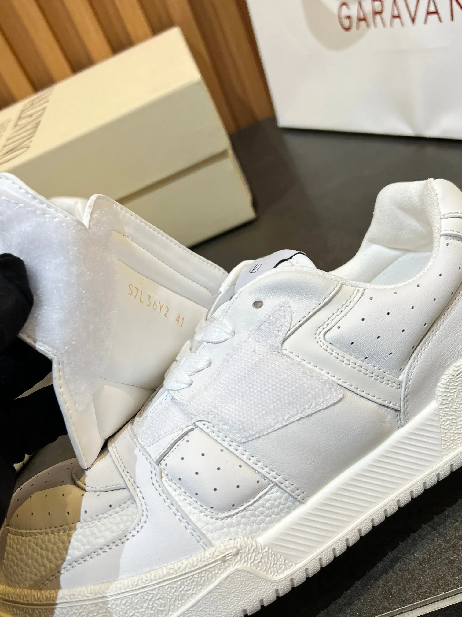 Men's men's shoes 💰760 VLTN Valentin 𝑶𝒏𝒆𝑺𝒕𝒖𝒅 Couple's sneaker series Valentino 2025 new couple's sneakers are on sale. The original ZP purchased and disassembled. Repeated pattern making and modification. The strength must be restored one to one! Top luxury masterpiece Velcro design Soft and comfortable imported calfskin 🧧brings excellent and elegant texture and excellent on-foot comfort Top purchasing version upper: imported calfskin surface/original oil edge craftsmanship Inner: water-dyed cowhide lining Outsole: original development 𝐓𝐏𝐔 two-color combination outsole Packaging: original configuration complete package Code number: 35-46 (45 46 customized)